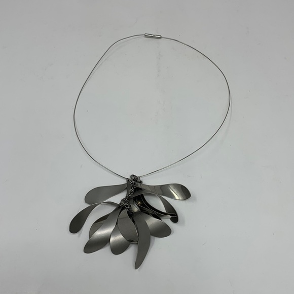 Silver necklace with matte finishes and polished finishes in its design - Picture 1 of 6
